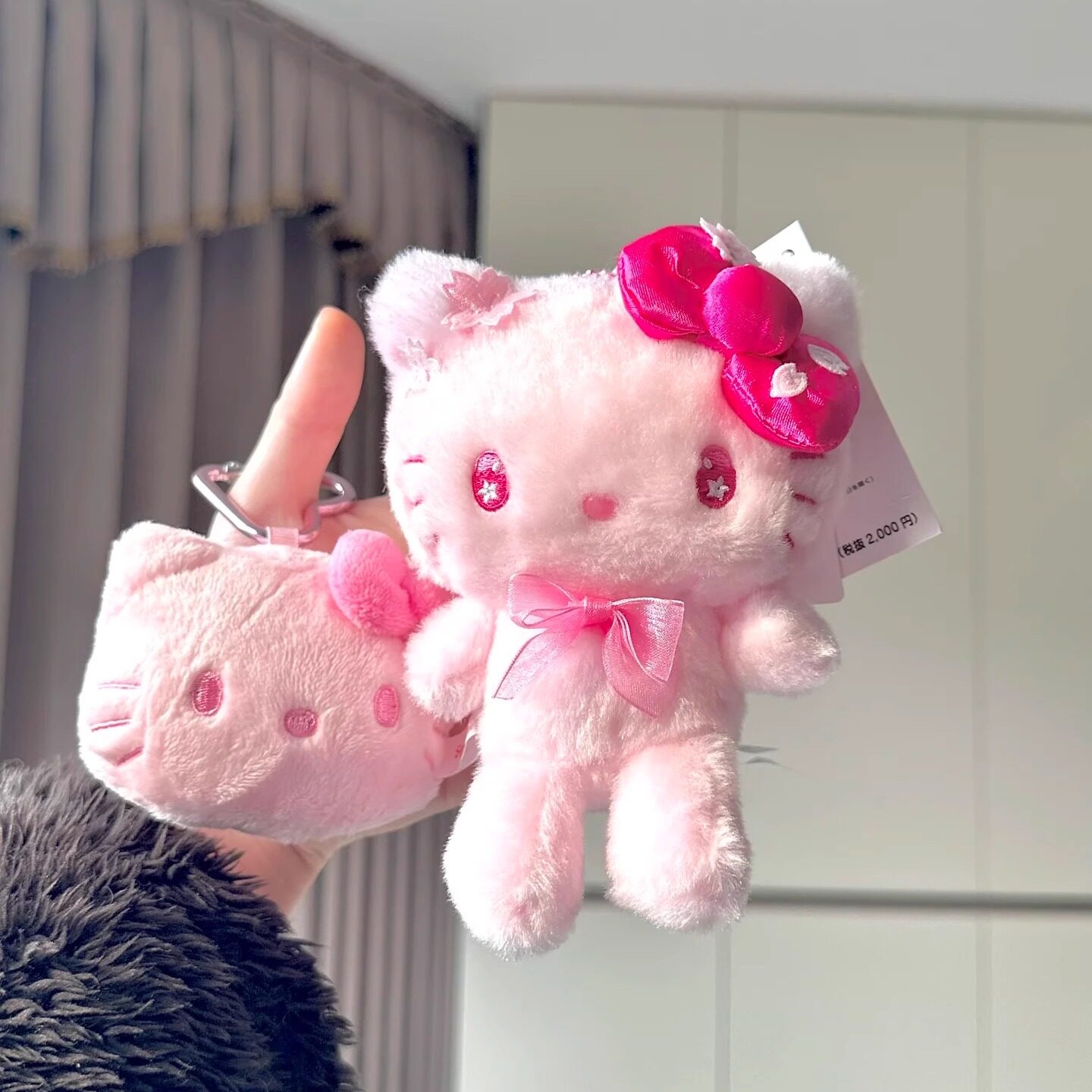 日本粉色毛绒kitty包包挂