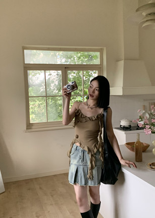 泰式小众荷叶边吊带背心女外穿纯欲甜辣妹性感不规则短款修身上衣