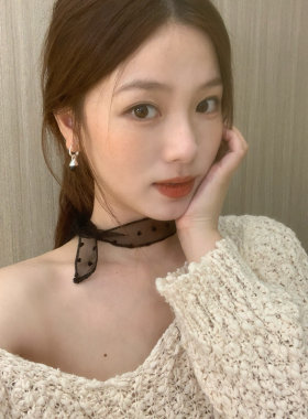 鱼没放复古港风黑色爱心植绒丝巾女2024年新款百搭围脖长条发饰