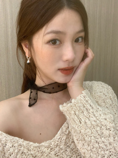 鱼没放复古港风黑色爱心植绒丝巾女2024年新款百搭围脖长条发饰