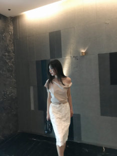 鱼没放 两个版本 超美！打扭斜肩上衣/中长斜肩连衣裙