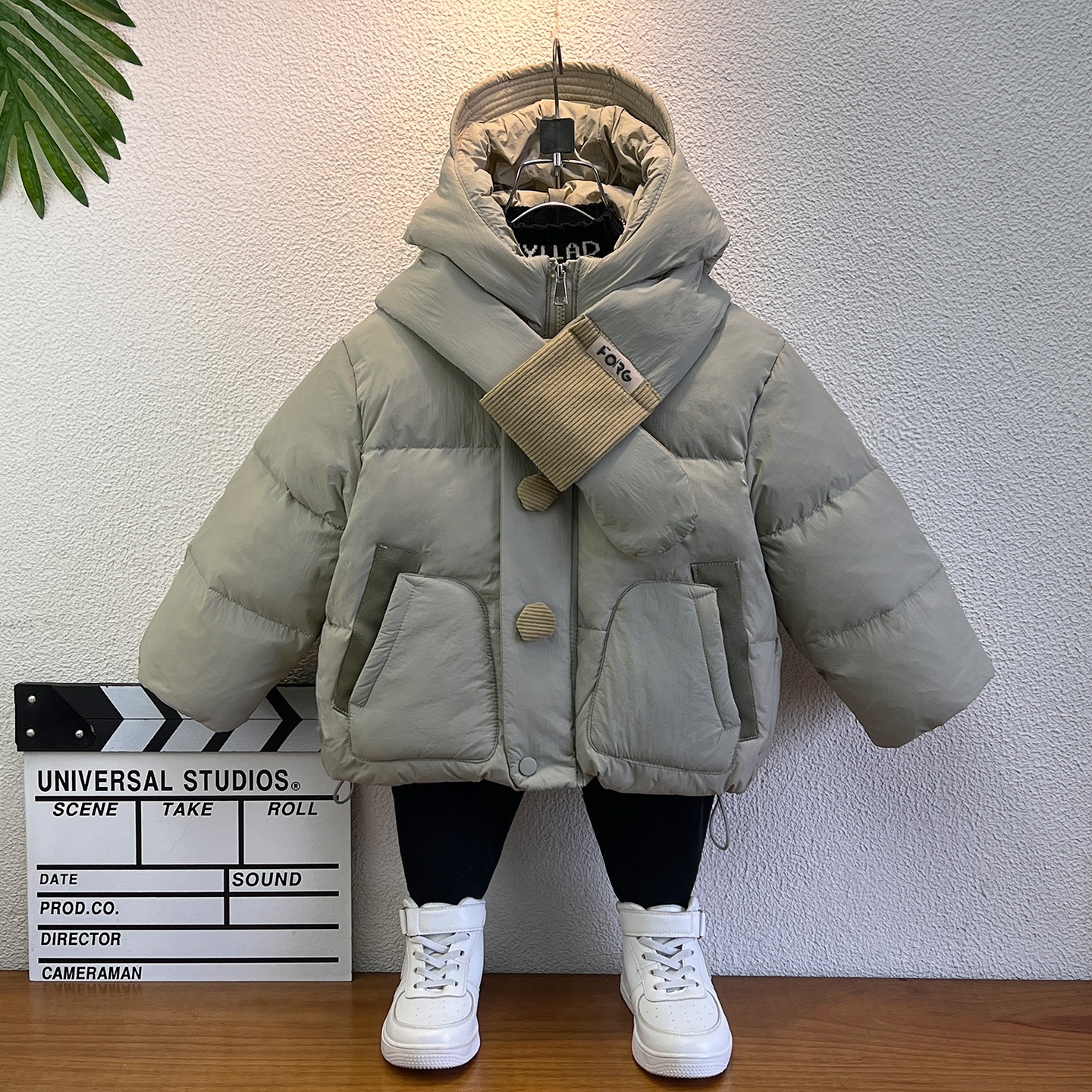 宝宝羽绒服男童爆款2025新款洋气围脖男孩冬装儿童防寒服外套棉服