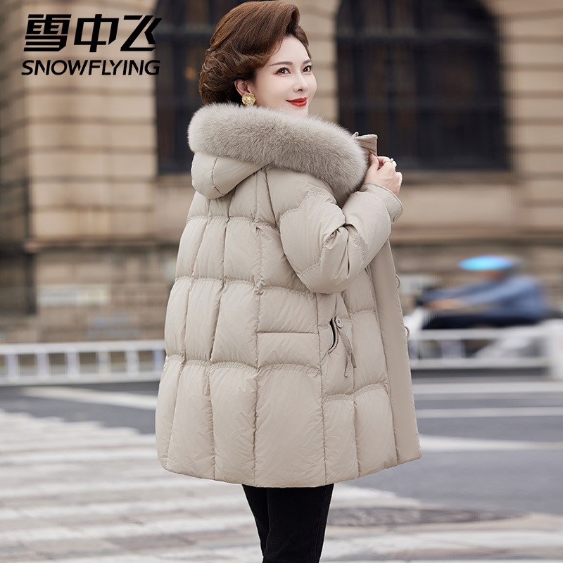 洋气狐狸毛领妈妈羽绒服女冬季新款加厚防寒宽松中老年女装