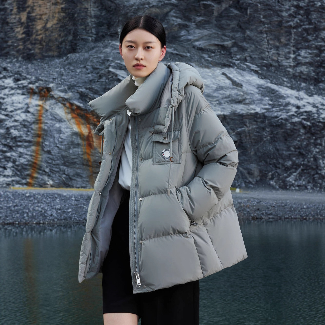 绣花高领短款女式羽绒服2025冬季新款加厚保暖连帽面包服大码外套