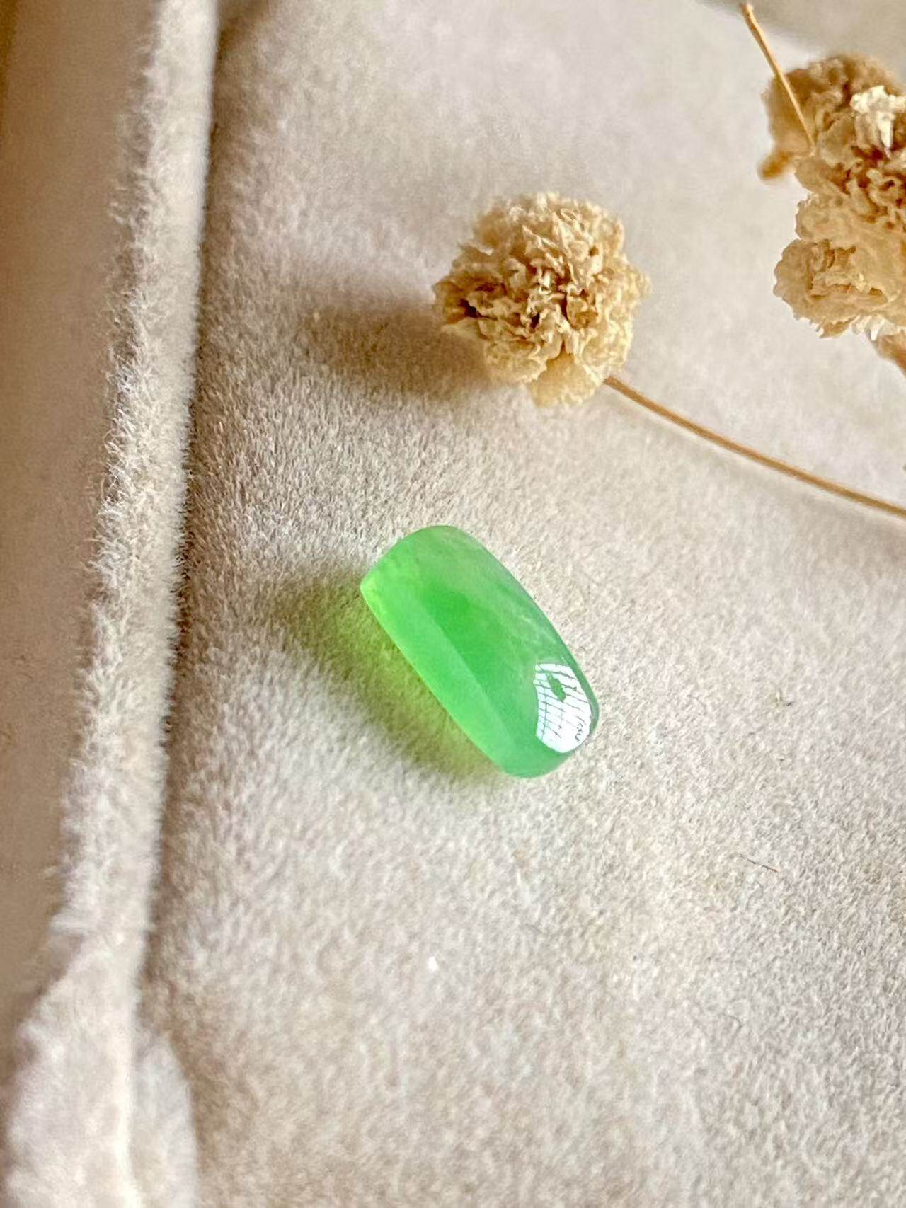 缅甸玉石天然A货翡翠老坑冰种起胶果冻感甜绿阳绿马鞍戒面