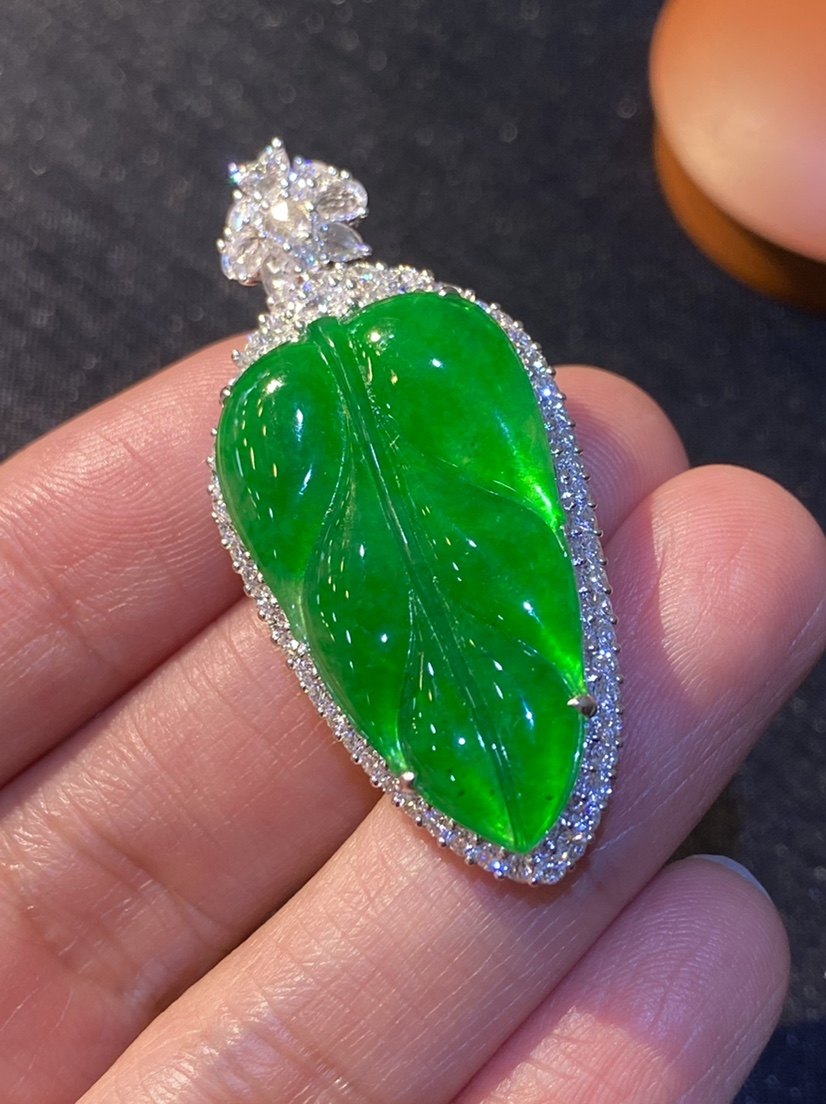 新品起光阳绿满色树叶缅甸翡翠吊坠18k金钻石镶嵌