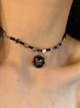 一条既百搭又超酷的蝴蝶吊坠项链