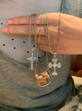 个性冷淡风十字架木马项链女简约高级毛衣链秋冬百搭锁骨链2026潮