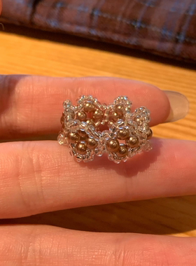 一只摩卡~手工编织米珠戒指女小众镂空串珠宽指环秋冬高级感2026