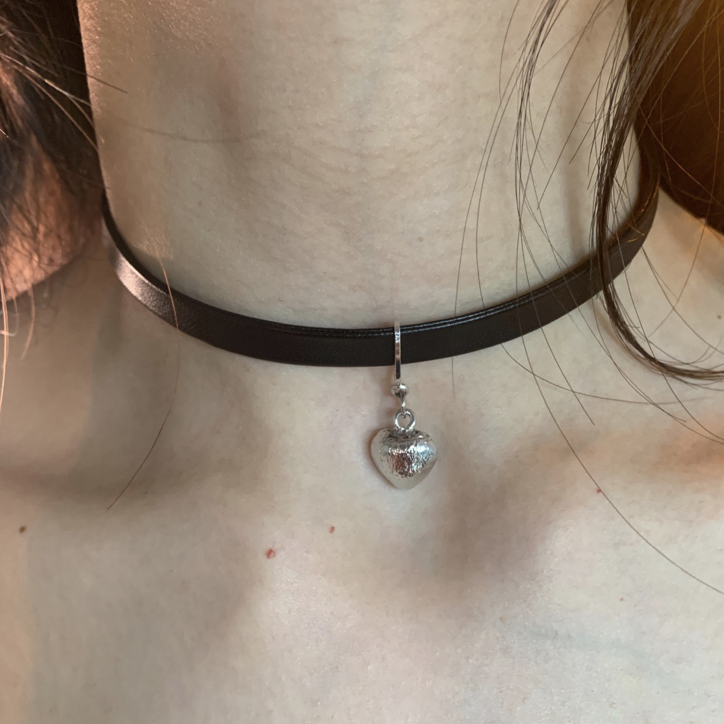 基础百搭王 黑色软皮革choker爱心吊坠项圈女小众y2k辣妹甜酷颈链