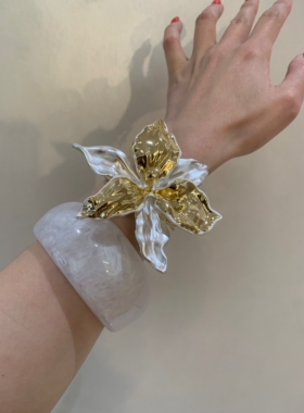 「白色沙滩」欧美辣妹夸张鸢尾花手镯叠戴女白色宽版手臂镯2026潮