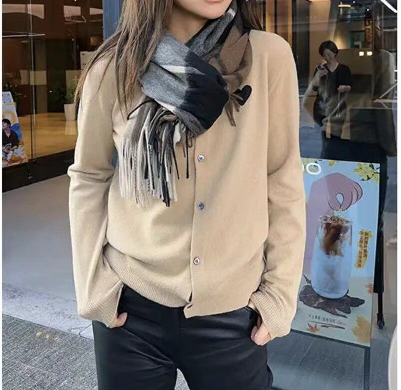“暖咖心意”胸口爱心刺绣圆领开衫 毛衣