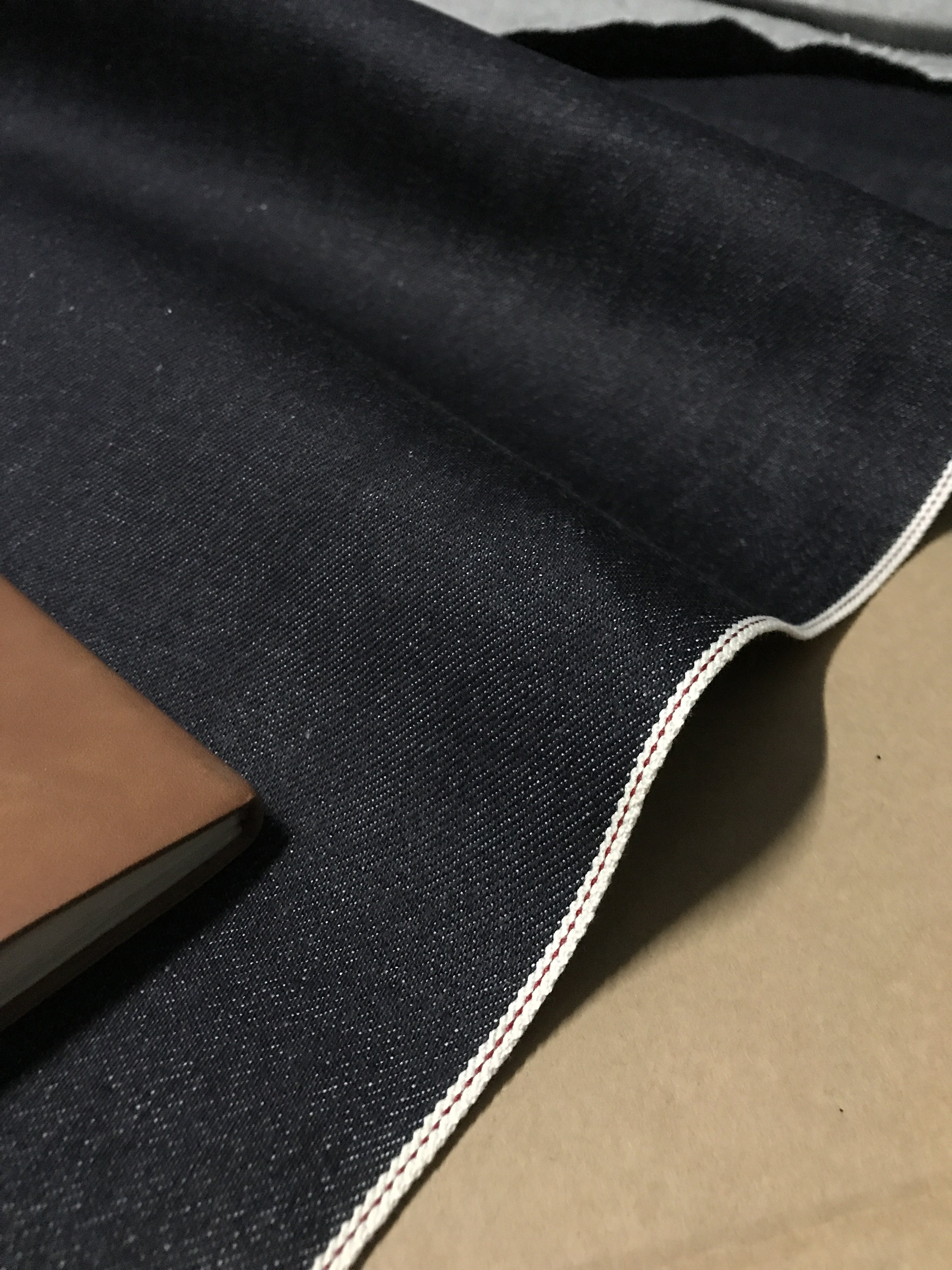 金佳中厚挺括无弹质感日本丹宁高端赤耳原浆黑色斜纹红边牛仔布料