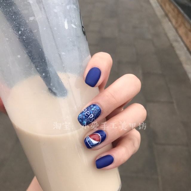 新款光疗美甲成品百事图标手绘磨砂亮片指甲贴片ins可乐款穿戴甲