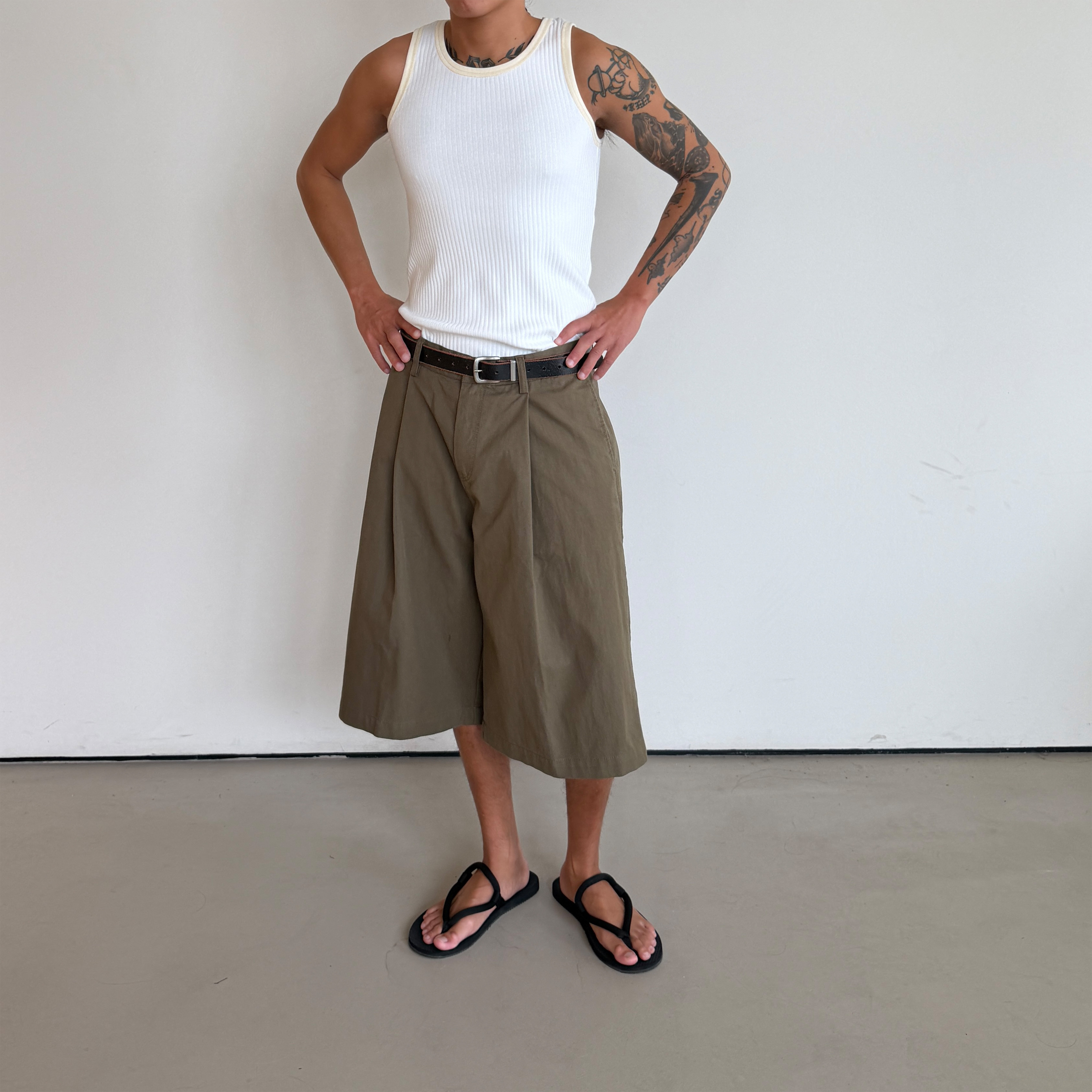 Anniehall26ss cropped pants 建筑感复古大廓形硬挺重磅7分短裤 - 实物图
