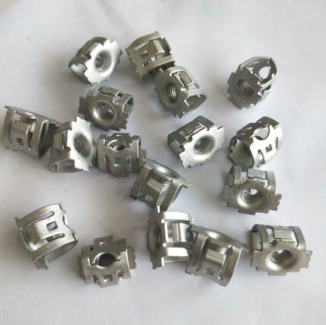 东风雪铁龙C5标致308 408牌照底座铁片牌照框固定卡扣螺丝孔卡子