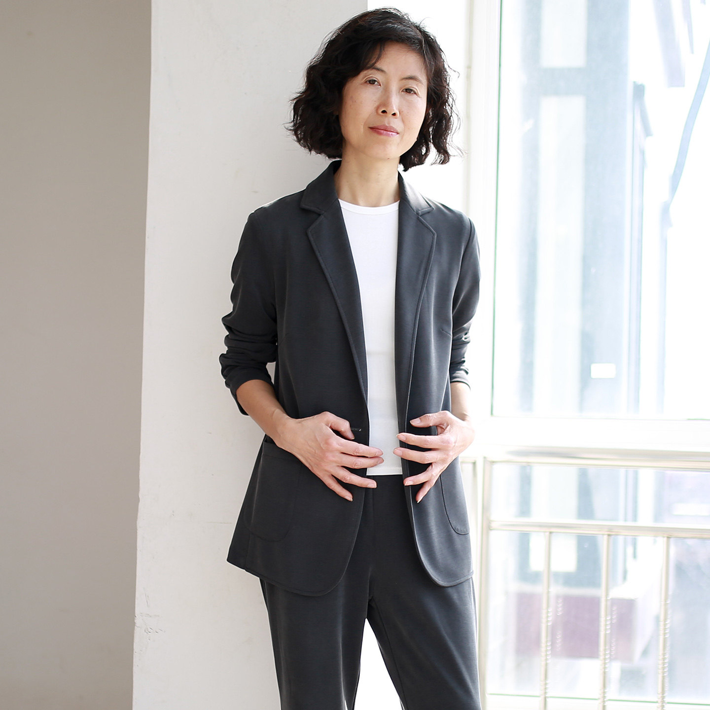 休闲西装外套女春夏薄款单层无垫肩直筒显瘦凉爽透气垂感针织西服