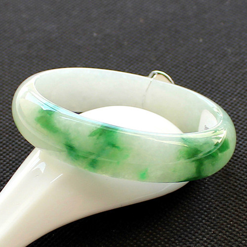 贵妃手镯a货冰种飘花天然翡翠