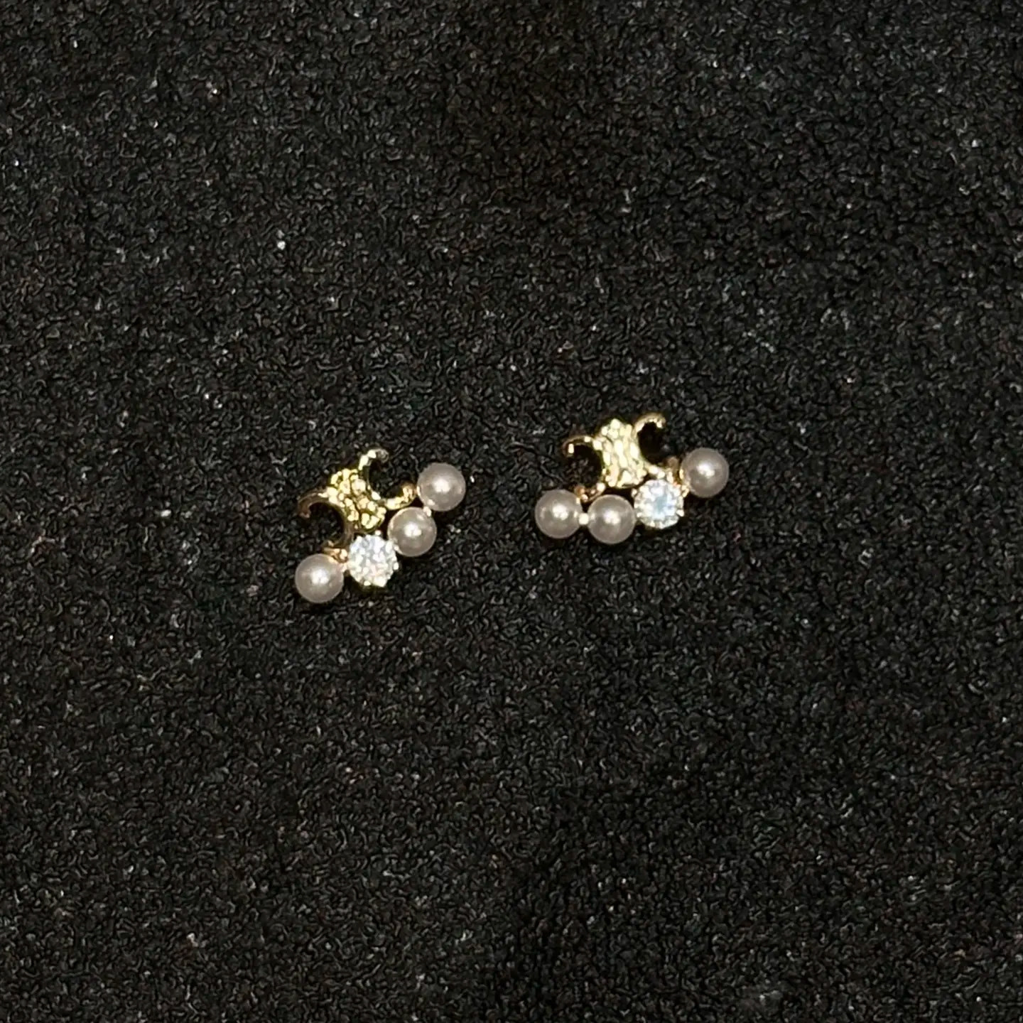 新款缠绕金属镶钻三颗柔光珍珠耳环淑女风氛围感简约小巧轻奢耳饰