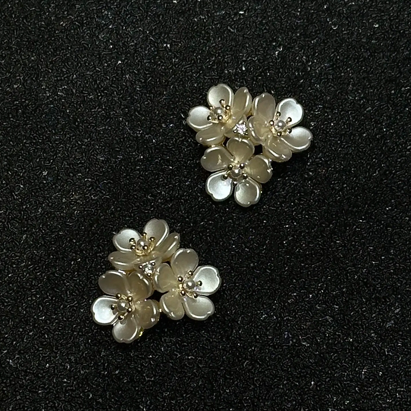 复古奶色三朵小花耳钉精致镶钻点缀温婉国风气质日常百搭银针耳饰