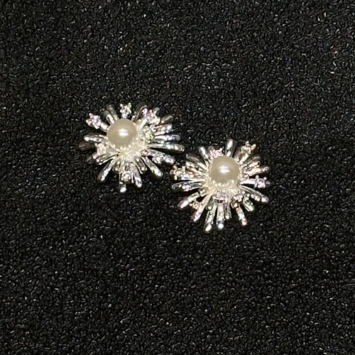 新款烟花珍珠耳钉放射闪钻设计中心珍珠轻奢精致款银针日常耳饰女