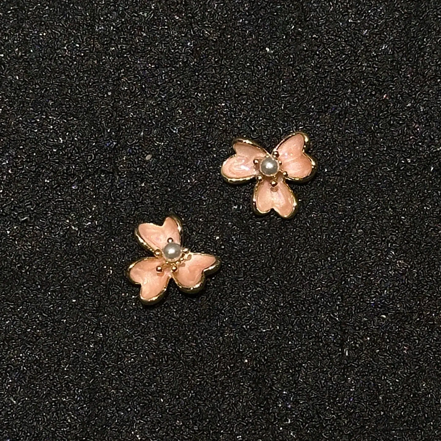 新款浅橘粉四瓣小花珍珠耳钉温柔复古金边花朵银针耳饰小众日常款