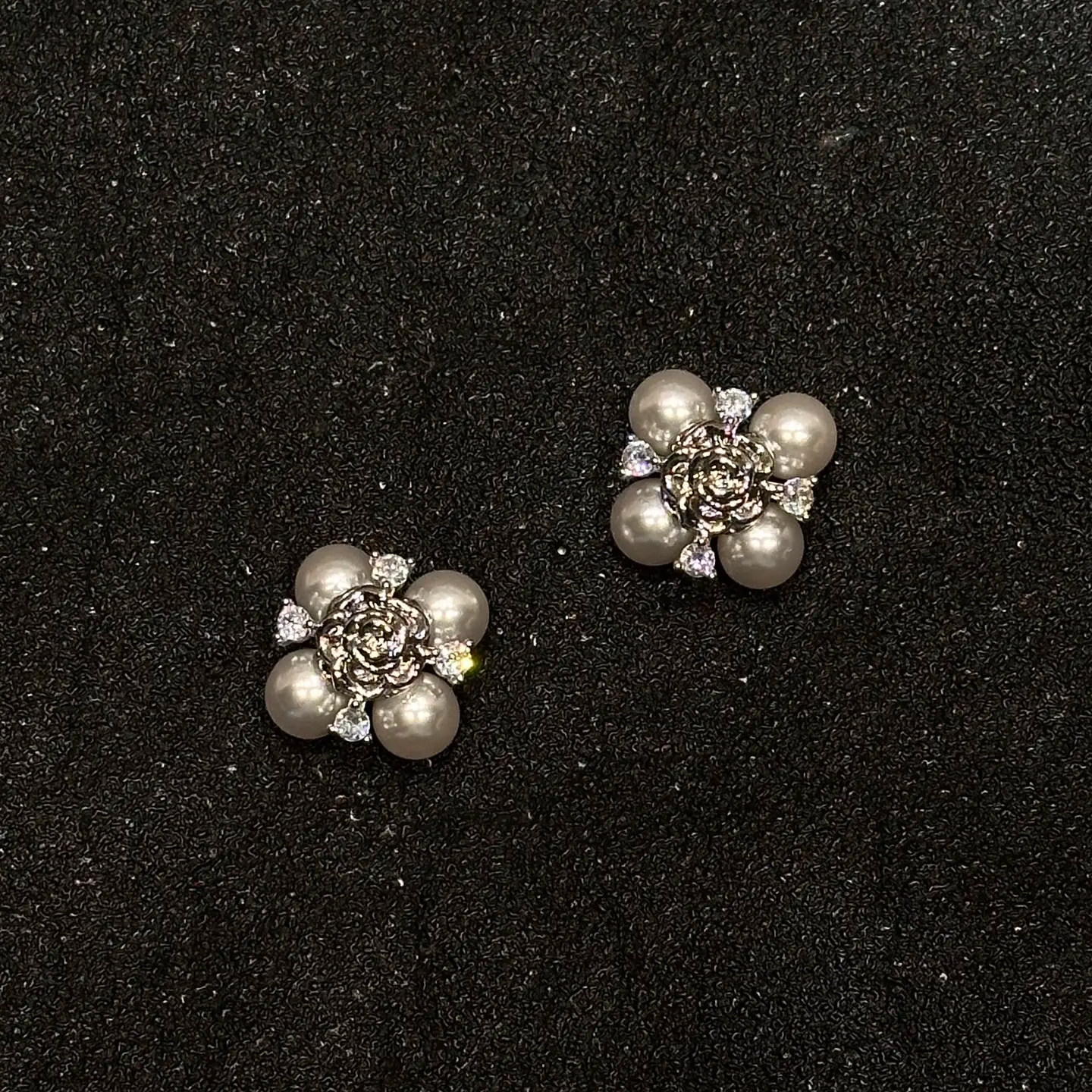 复古玫瑰花心珍珠耳钉简约大气衬肤色日常通勤小众高级感花朵耳饰