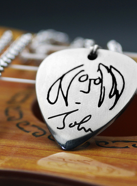 约翰列侬拨片项链可弹奏乐队金属钛钢定制男刻字手工吉他配件吊坠