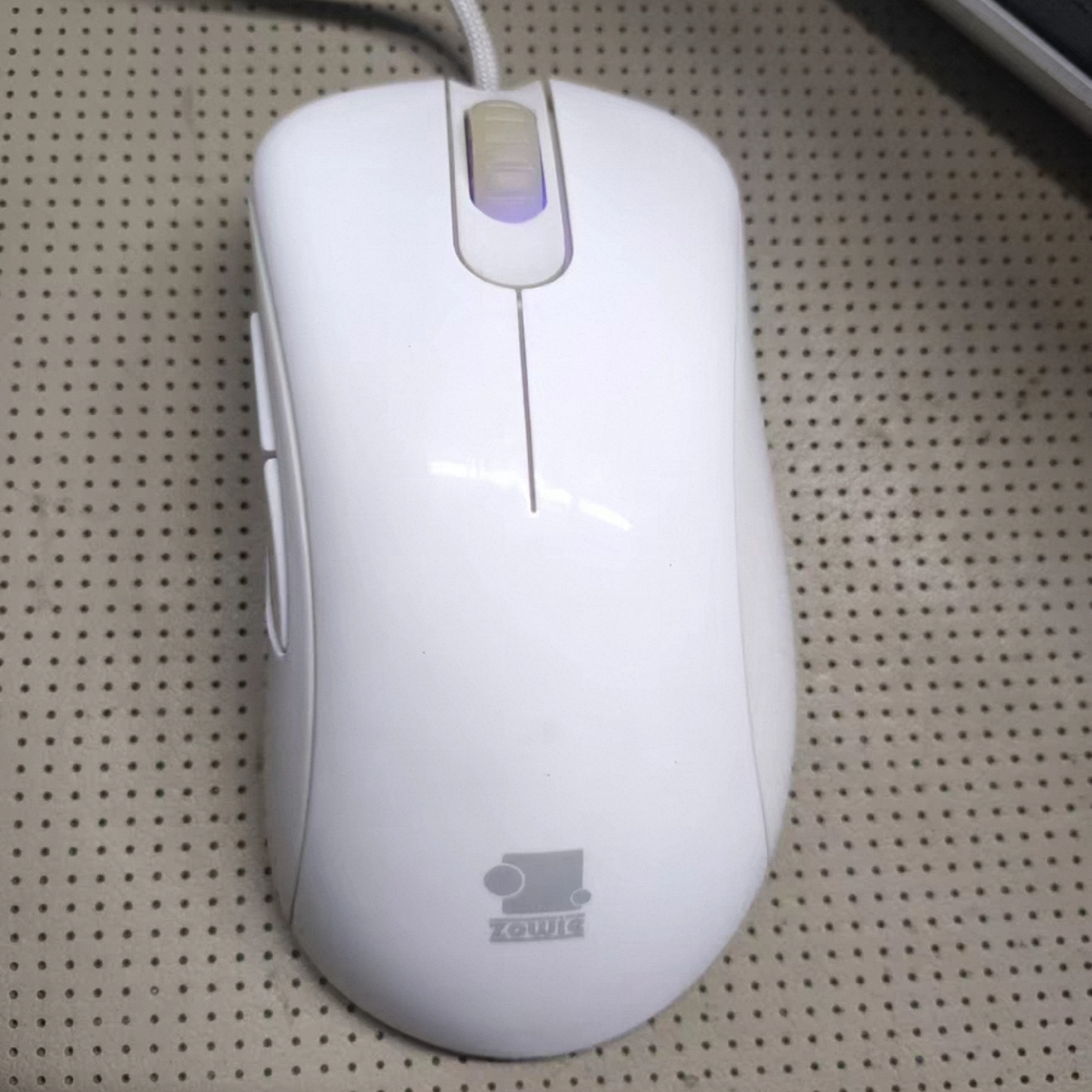 卓威奇亚ZOWIE有线EC1-B白色限定款有线游戏电竞趴窝卧姿调整鼠标