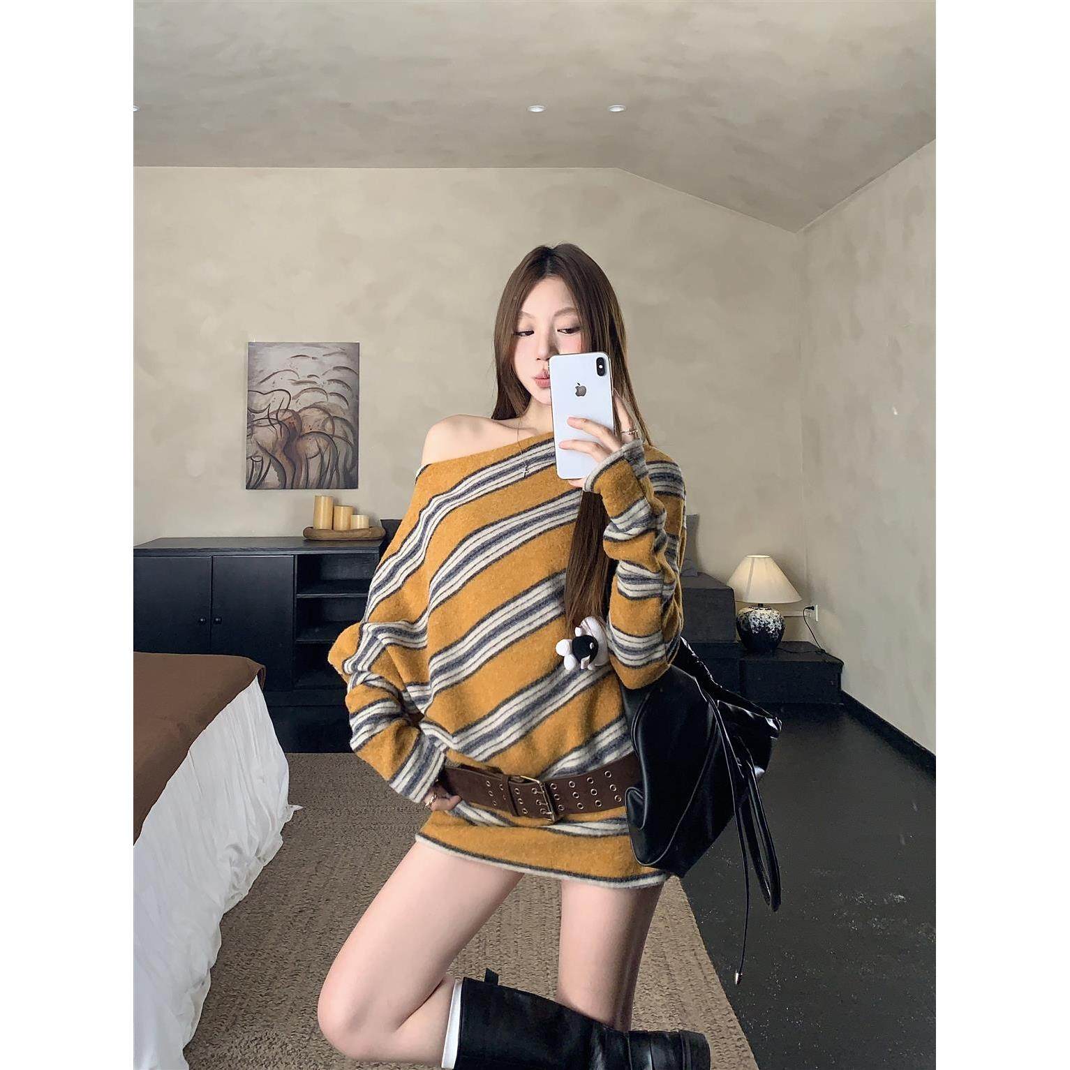 覆古撞色条纹斜肩长袖套头毛衣女秋季一字肩宽松针织衫慵懒风上衣