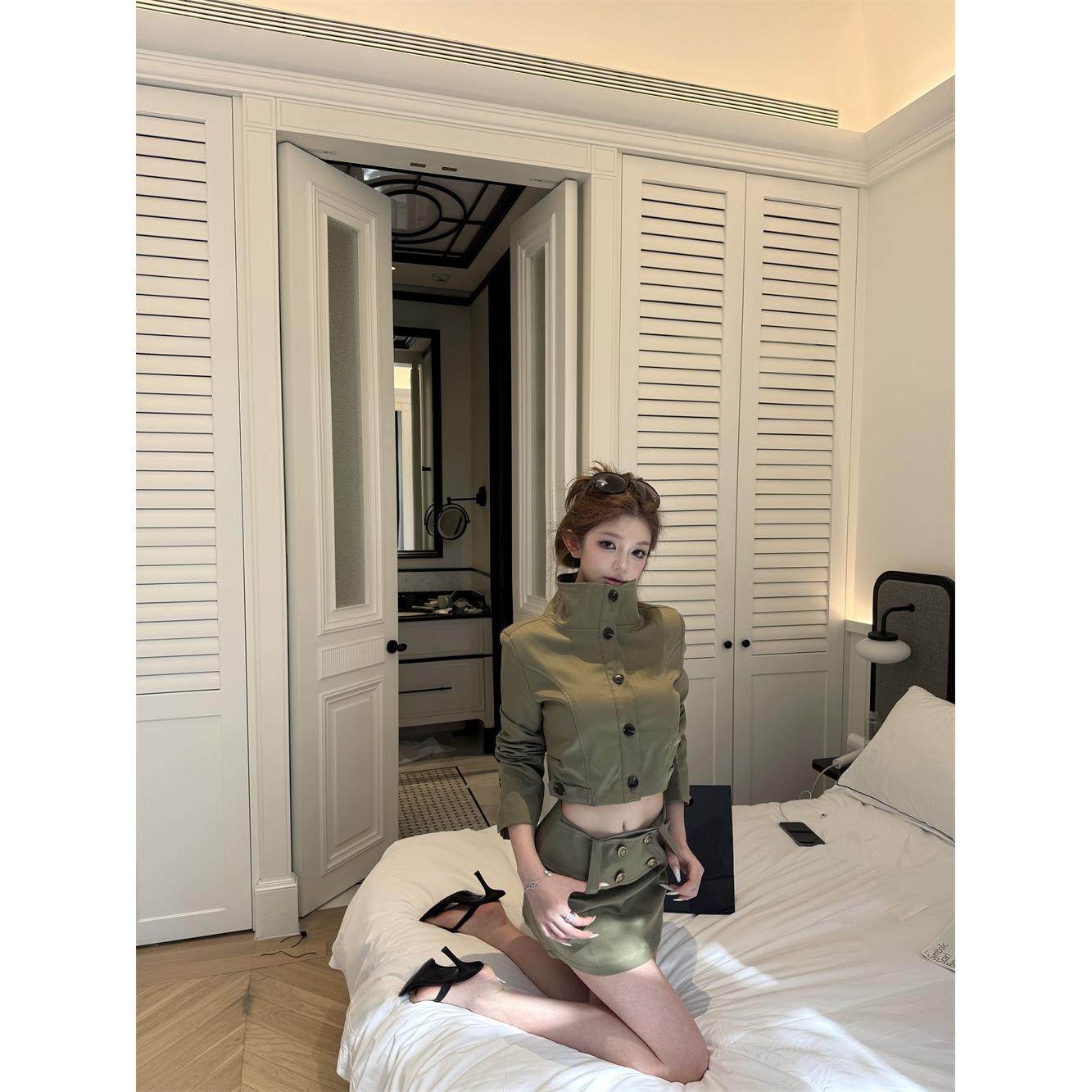 覆古单排扣立领风衣外套开衫女秋季绿色套装腰带包臀半身裙两件套