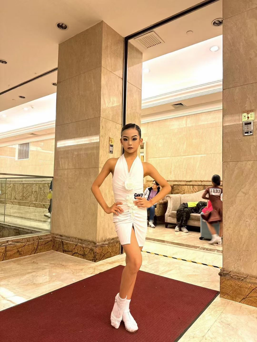 丹斯舞之美少儿拉丁舞女童挂脖白色露背花朵套装练习服恰恰伦巴