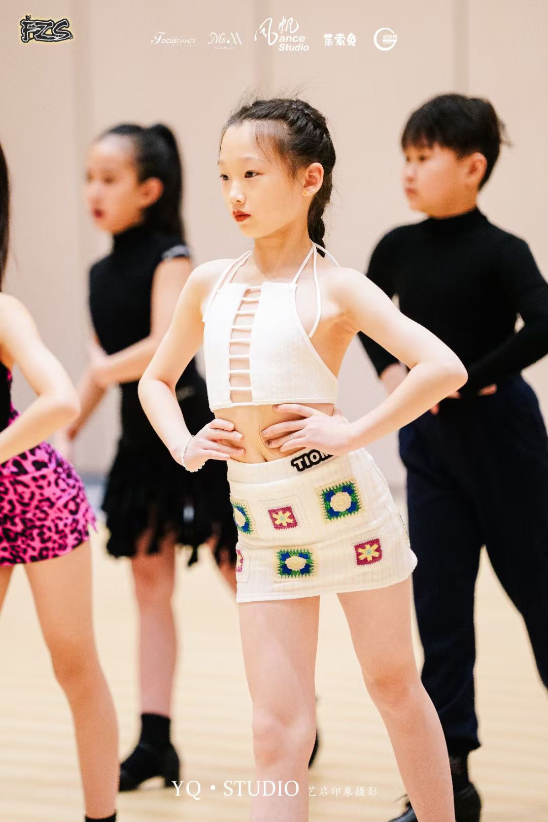 Tiomi舞服少儿拉丁舞春夏分体花纹白色练习服女童跳舞精英表演服