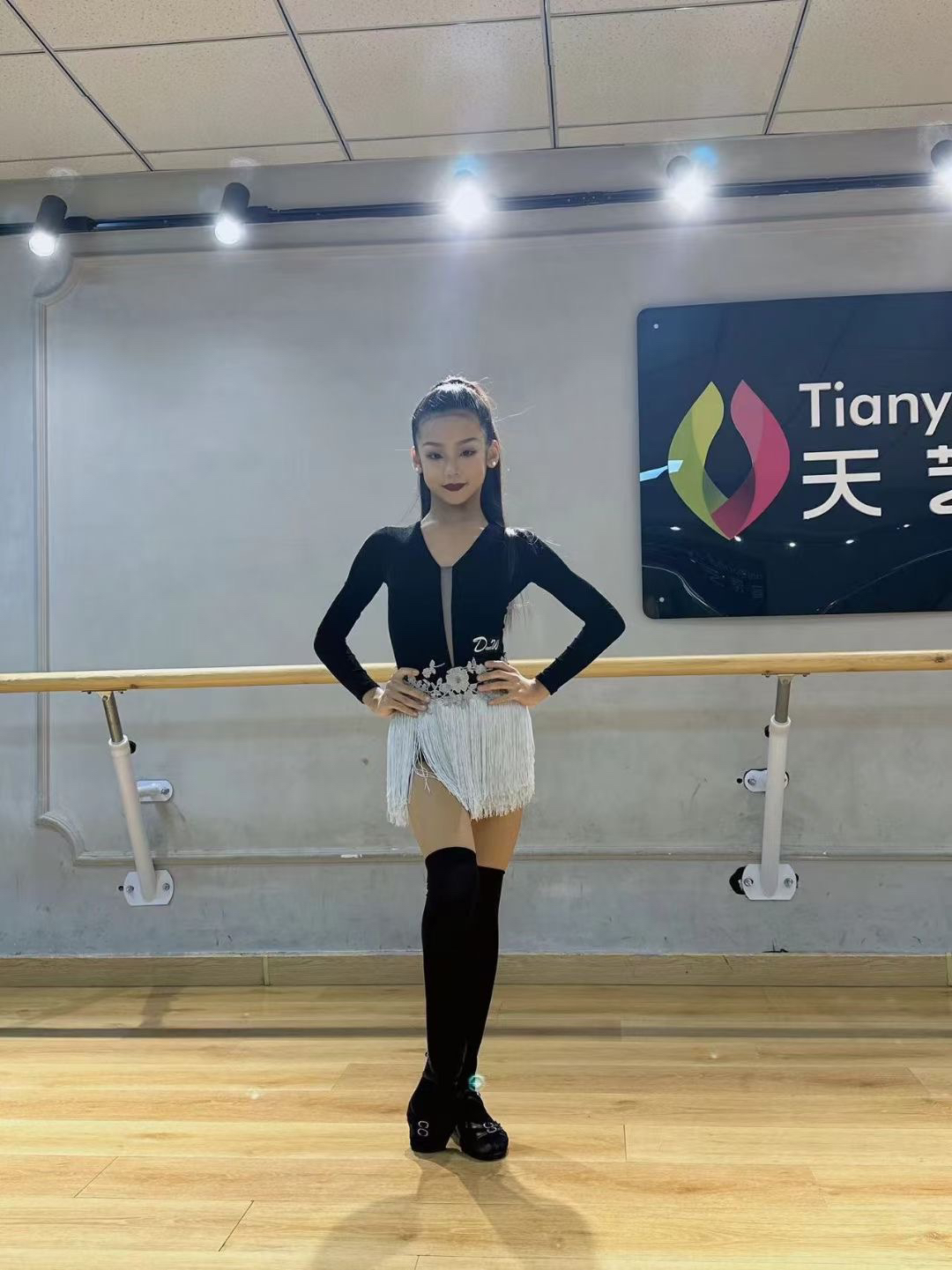 丹斯舞之美少儿拉丁舞流苏花朵练习服恰恰伦巴白色长袖练习服高定