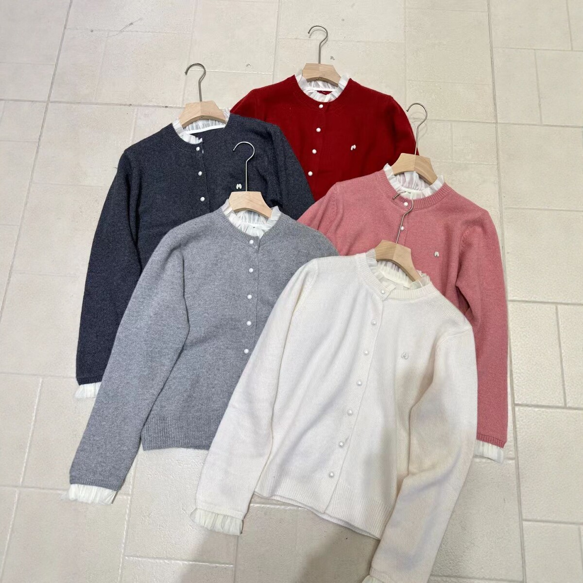 2026秋冬新款韩版宽松圆领木耳边珍珠扣浣熊羊毛针织开衫女款毛衣