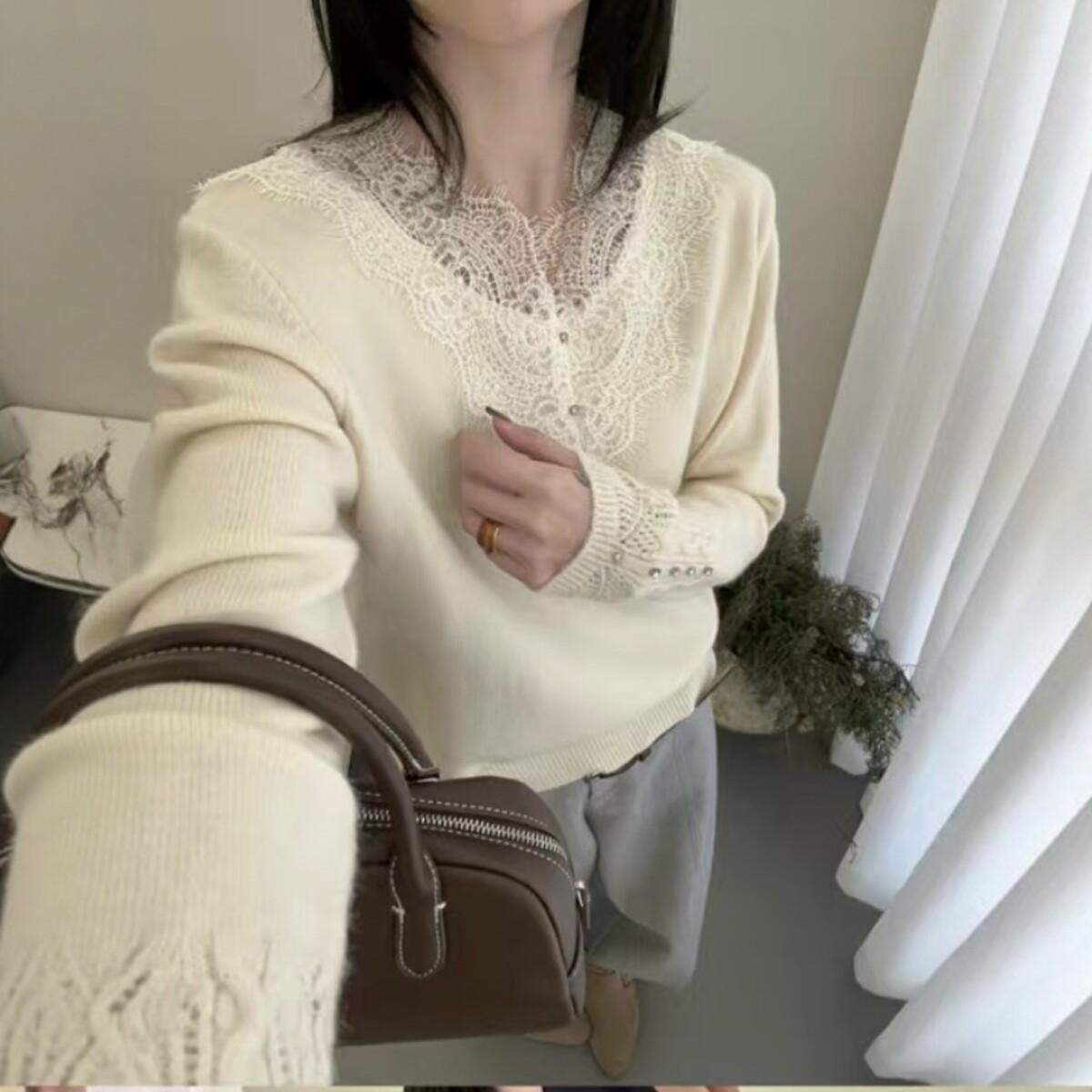 V领蕾丝拼接浣熊绒羊毛针织衫女
