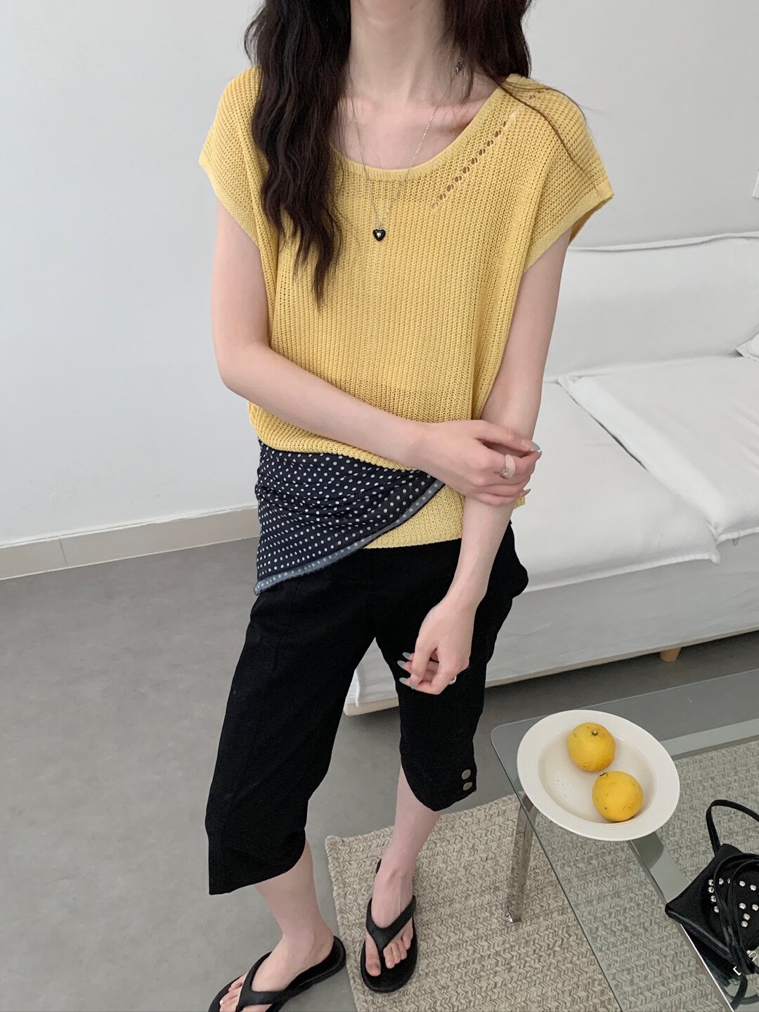 显瘦圆领镂空纯色珍珠针织短袖女