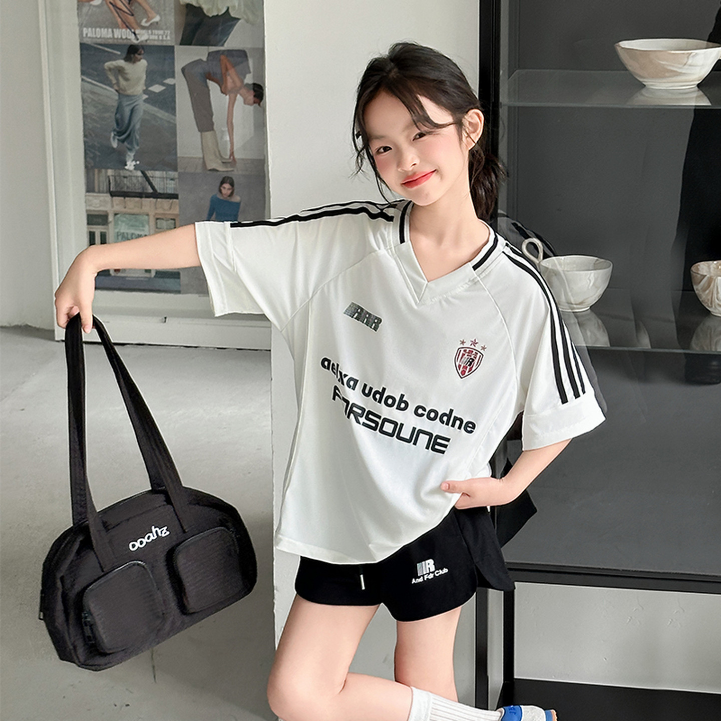哈尼小熊三条纹圆领时髦T恤图片