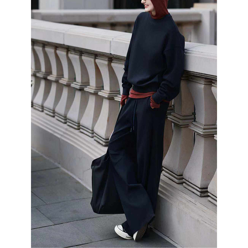 松弛感流行穿搭女2025新款黑色长袖上衣同色长裤红色内搭三件套