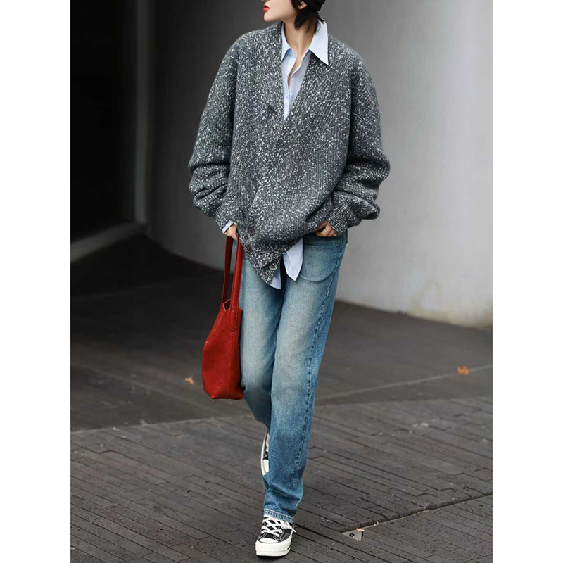 大牌灰色毛衣白色衬衫蓝色牛仔裤