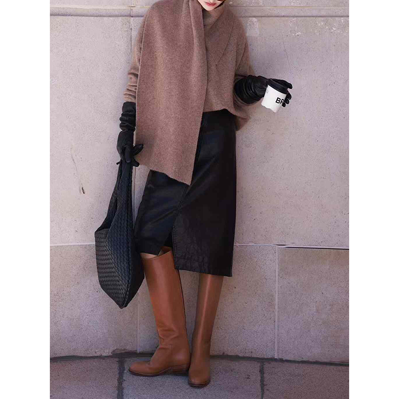 大牌卡其色毛衣上衣黑色半身裙