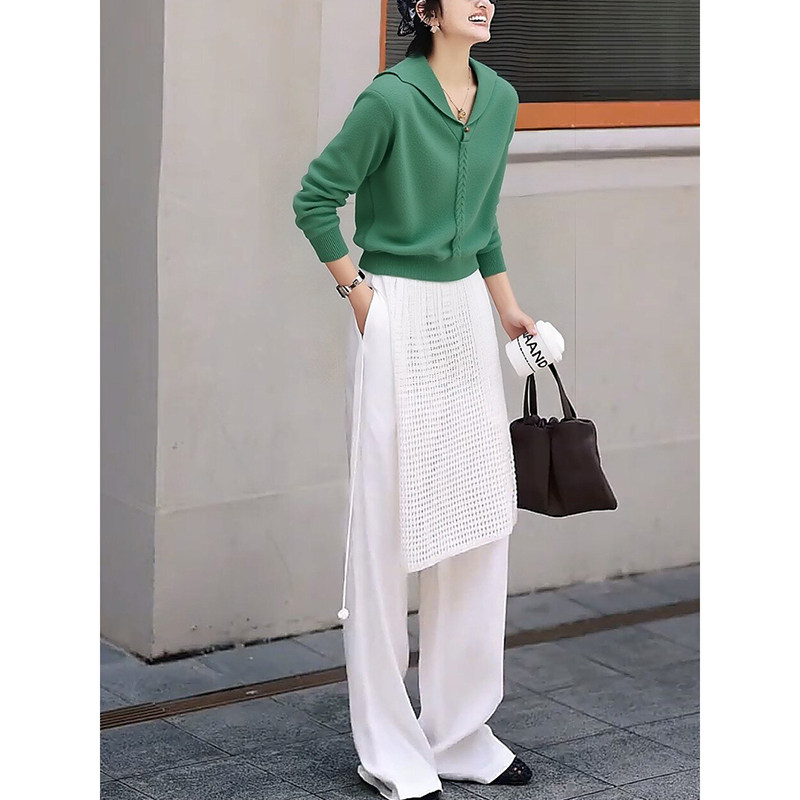 巨好看的流行时尚穿搭一整套2026绿色长袖毛衣白色休闲长裤两件套