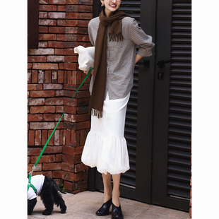 超好看的新鲜出炉穿搭一整套新款咖色格纹上衣白色半身长裙两件套