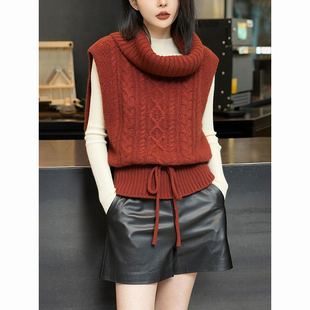 休闲大方穿搭套装2026红色高领毛衣马甲黑色短裤杏色打底衫三件套