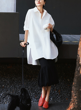 冬季减龄一整套穿搭松弛感白色衬衫上衣黑色花苞半身裙老钱风套装
