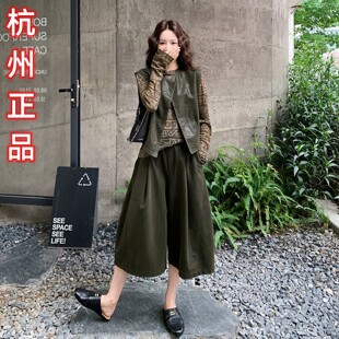 法式复古风绿色皮质马甲打底衫阔腿裤三件套2026秋季休闲时尚套装
