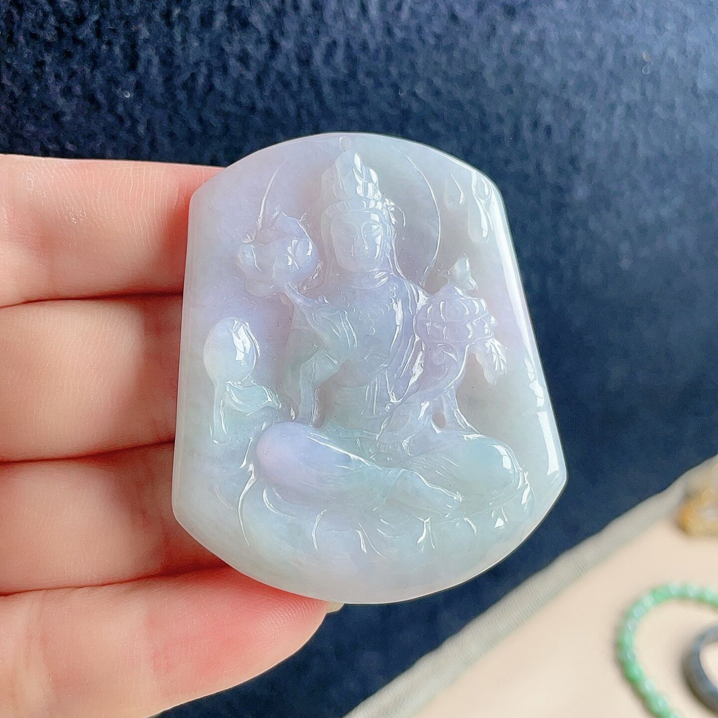 天然翡翠大势至菩萨乳白淡绿点紫