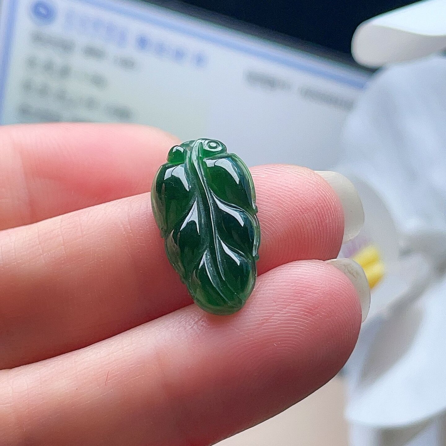天然翡翠冰种小叶子吊坠满绿辣绿