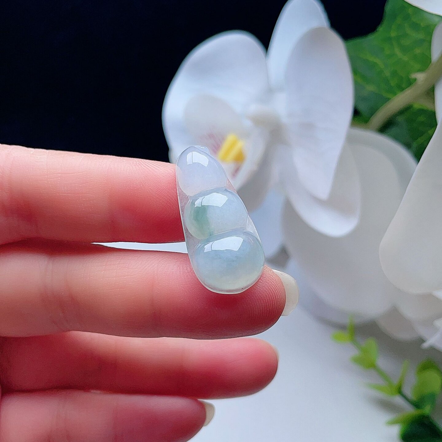 天然翡翠冰种四季豆乳白淡绿飘花