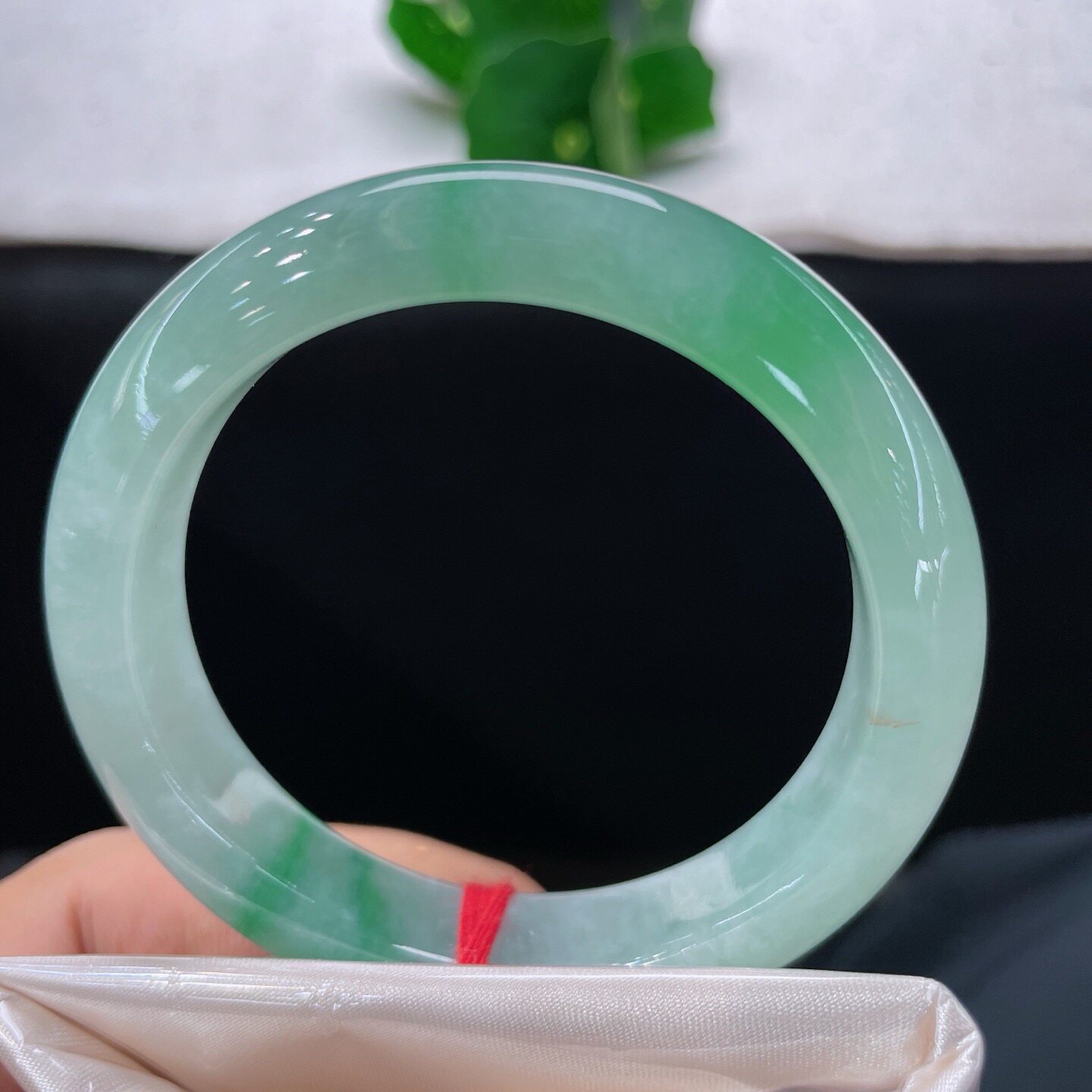 天然A货翡翠飘绿手镯白底青阳绿53mm缅甸老坑玉镯清新玉手环